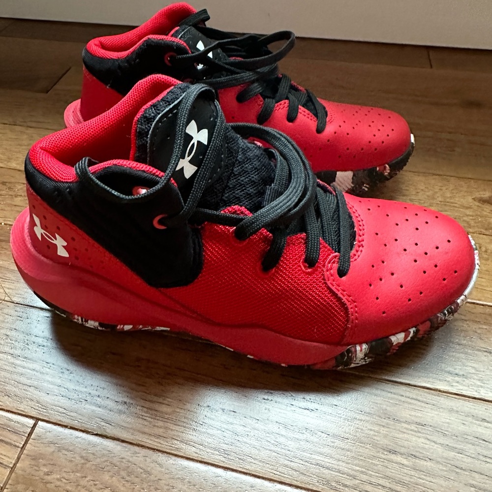 Under Armour Basketball Shoes, size 2Y